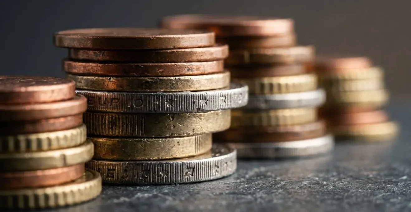 Monete in euro impilate che diminuiscono di altezza, a simboleggiare la perdita di potere d'acquisto dovuta all'inflazione