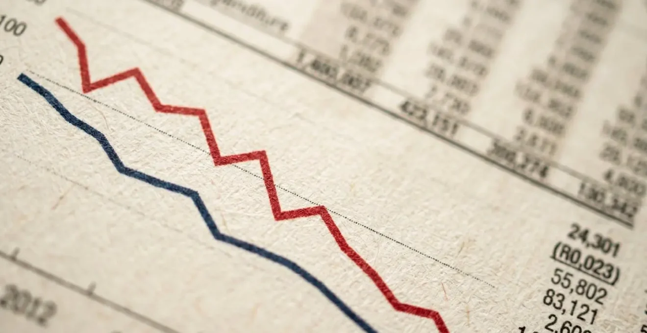 Dettaglio macro di grafici finanziari che mostrano trend decrescenti di investimenti strategici